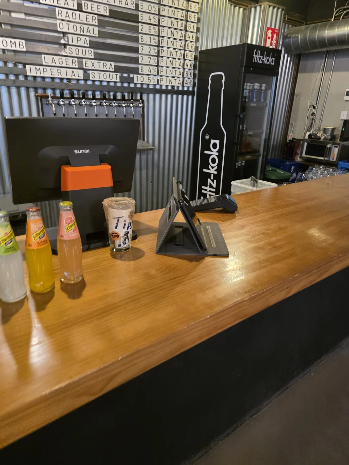 La barra real de La Fábrica con sus grifos de cerveza