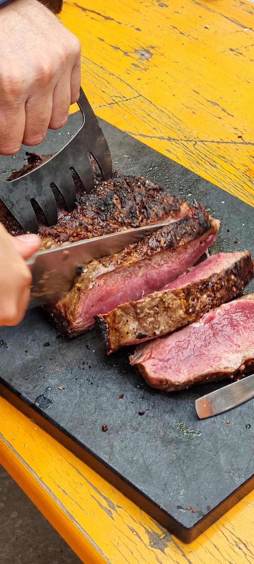 Carne a la parrilla preparada para una celebración