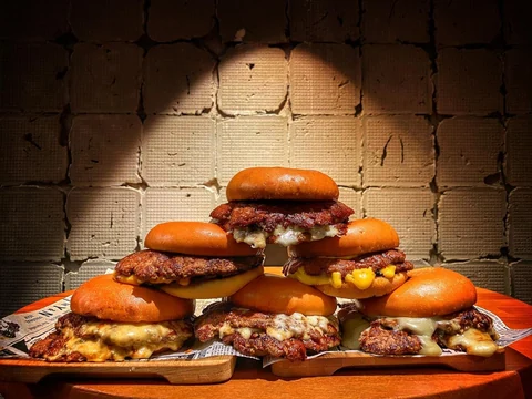 Smash burgers de La Prensa con queso fundido