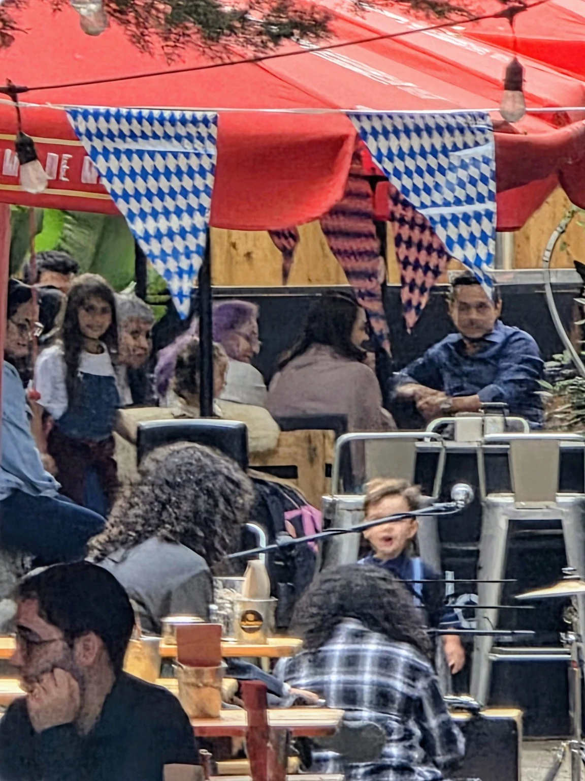 Familias y música en el jardín decorado para Oktoberfest