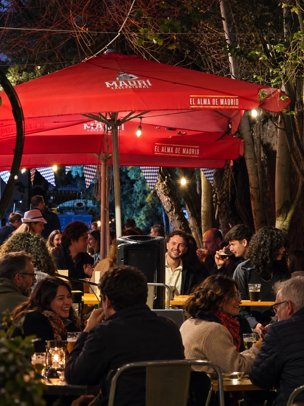 Personas reunidas en el beer garden durante Oktoberfest